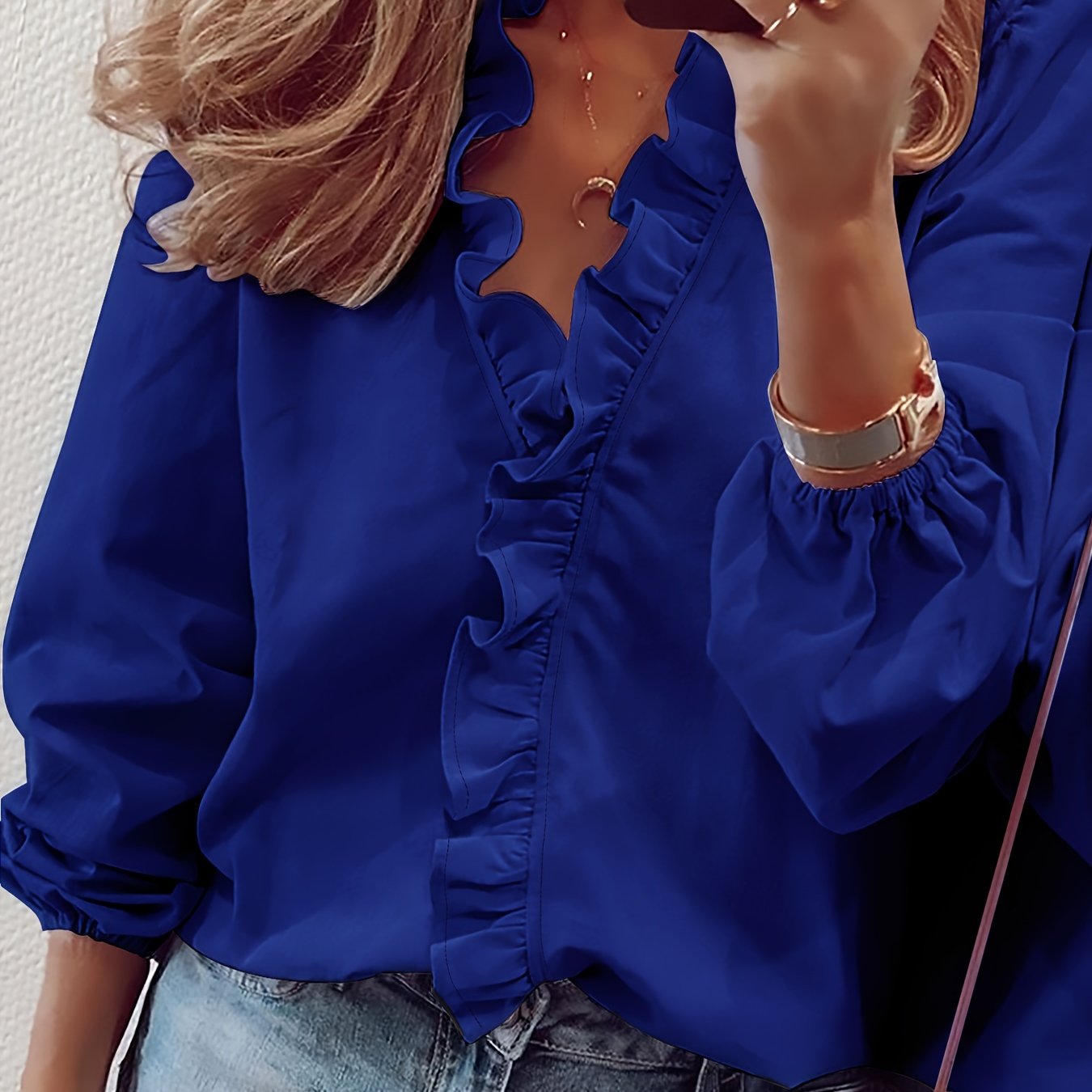 Angeline Blus Dam - Elegant Vit Blus med Ruffle Detalj och Voluminösa Ärmar